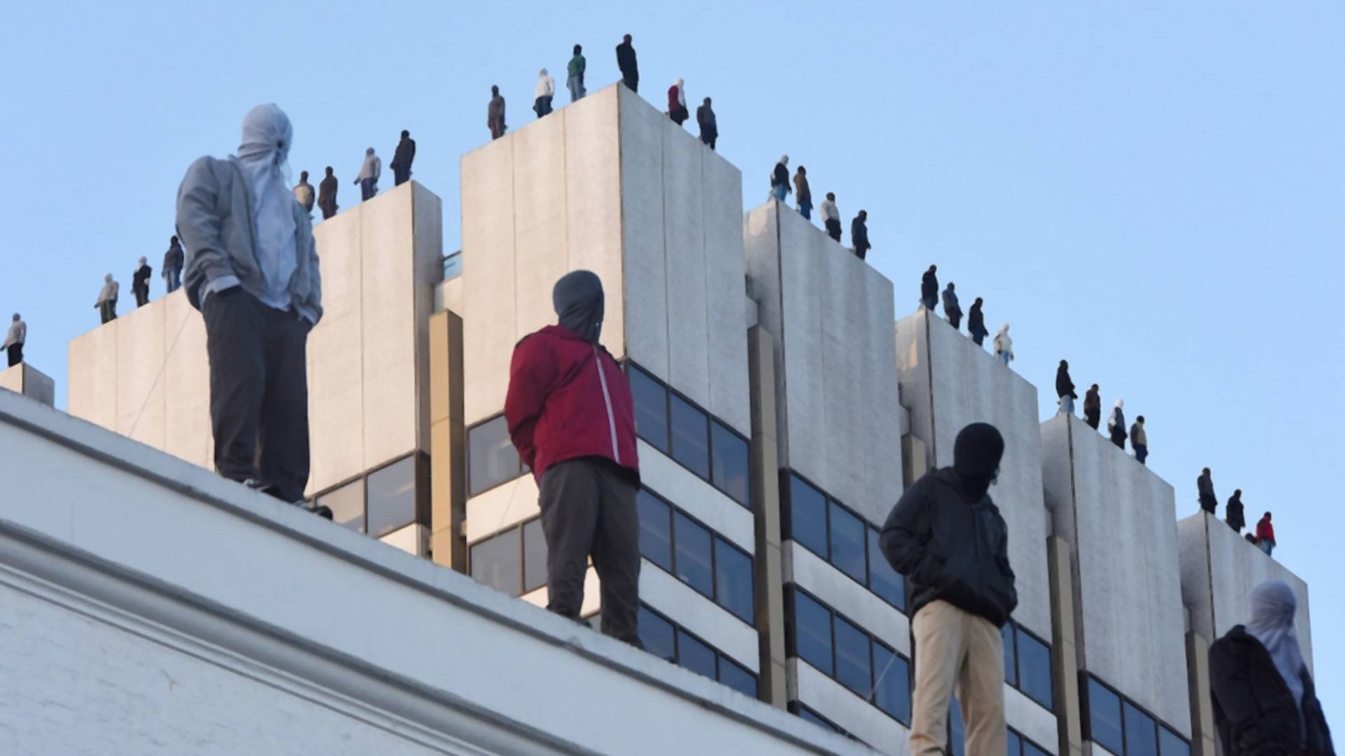 84 "samobójców" na dachach budynków. Świetna i szokująca instalacja amerykańskiego artysty