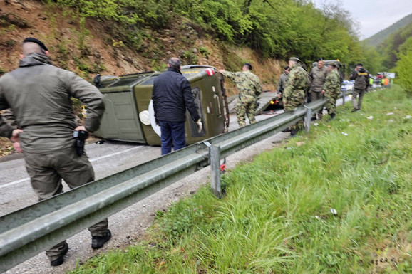 PRVE FOTOGRAFIJE UDESA KOD NOVOG PAZARA Vozilo vojne policije se prevrnulo, pa preprečilo put: Vojnik zadobio povrede glave (FOTO)