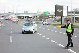Evo zašto policajac prvo PIPNE AUTO kada vas zaustavi: Razlog će vas ŠOKIRATI, a čak i iskusni vožači ovo ne znaju