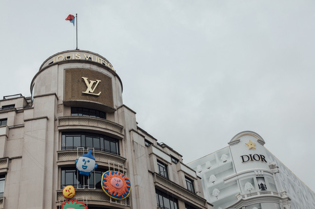 Butiki Louis Vuitton i Dior na Polach Elizejskich w centrum Paryża, Francja