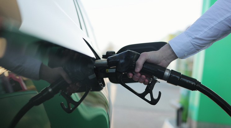 A benzin és a gázolaj nagykereskedelmi árát is csökkentik szerdától/ Fotó: Northfoto