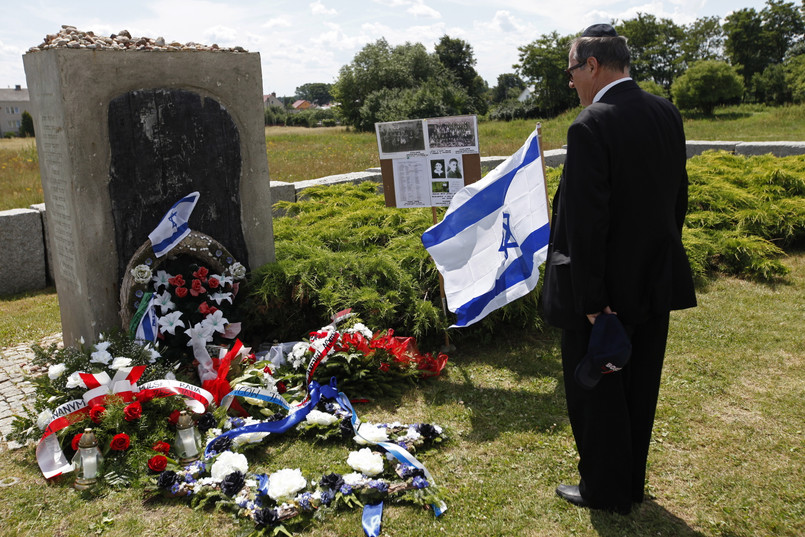 Według ustaleń śledztwa Instytutu Pamięci Narodowej, 10 lipca 1941 roku miejscowi Polacy z inspiracji Niemców dokonali mordu na co najmniej 340 Żydach z Jedwabnego.