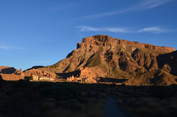 Park Narodowy Teide. Widok na Alto de Guajara ze szlaku Roques de Garcia, Teneryfa.