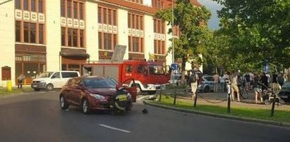 Auto rozjechało ranną kobietę