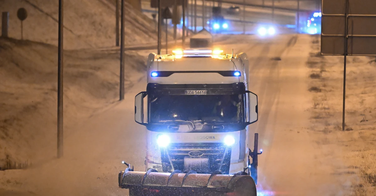 Atak zimy paraliżuje Polskę. S7 zablokowana, kolej i lotniska w chaosie
