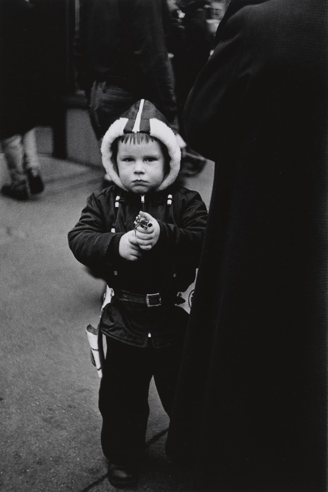 Diane Arbus, "Kid in a hooded jacket aiming a gun" (Nowy Jork, 1957)