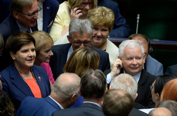 Premier Beata Szydło i prezes PiS Jarosław Kaczyński w otoczeniu polityków PiS na sali plenarnej.