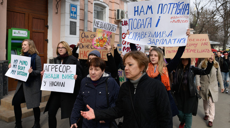 A nőkkel szembeni erőszak ellen tiltakoztak Kijevben /Fotó: AFP