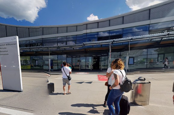 Majka krenula sa sinom (16) avionom iz Nemačke za Beograd, policija je odmah zaustavila: Preti joj KAZNA OD 1.000 EVRA zbog ovog pravila škole