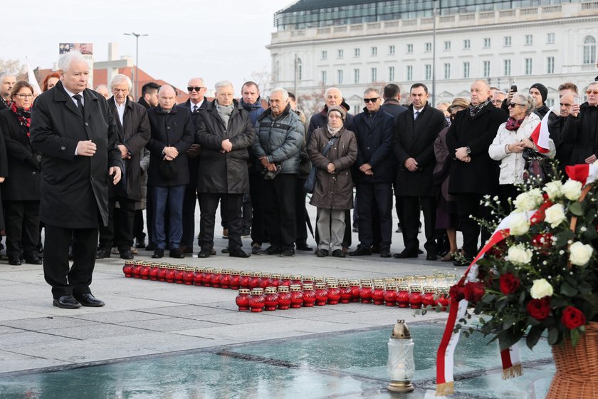 Politycy PiS przed pomnikiem Lecha Kaczyńskiego