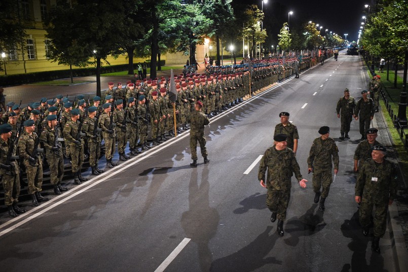 Tuż po północy na ulicach Warszawy rozpoczęła się próba generalna przed sobotnim świętem Wojska Polskiego. W Alejach Ujazdowskich, w samym centrum stolicy, pojawił się też ciężki sprzęt.