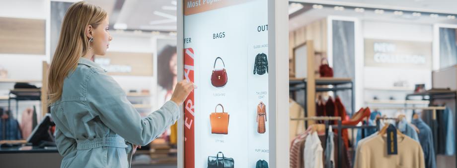 Przyszłość handlu będzie kształtowana przez „seamless consumer experience” i strategię omnichannel. To one połączą fizyczne i cyfrowe kanały detaliczne w holistyczne doświadczenie. 