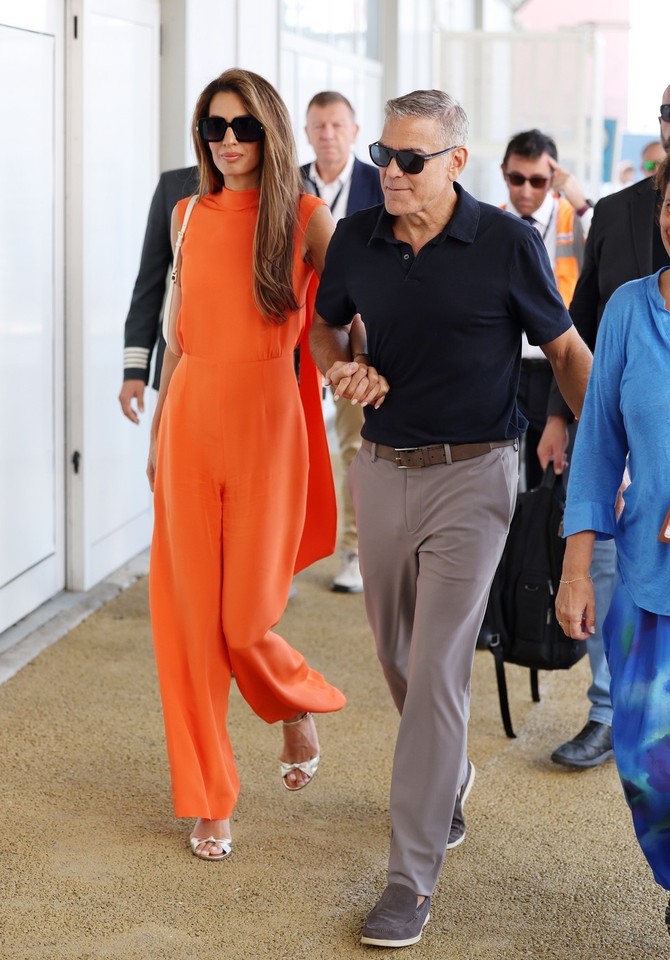 Amal u elegantnom, efektnom kombinezonu u narandžastoj boji 