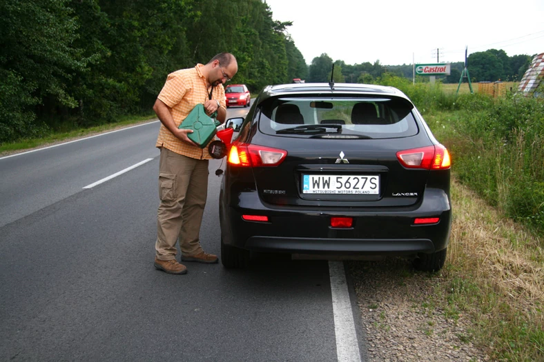 Ile kilometrów przejedziesz na rezerwie? Sprawdziliśmy jak kłamią wskaźniki zasięgu i dlaczego?