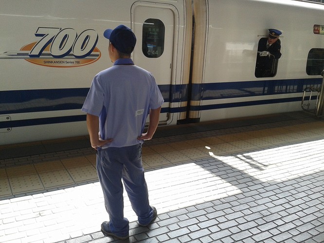 Pomimo napiętego rozkładu shinkanseny są bardzo punktualne. Jak podaje Wikipedia opóźnienia liczy się w sekundach w skali roku.