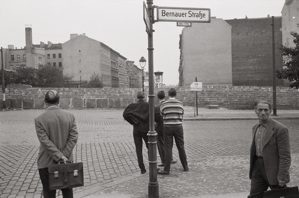 Mieszkańcy Berlina Zachodniego patrzą na wybudowany mur przy Bernauer Strasse i ta sama okolica dzisiaj