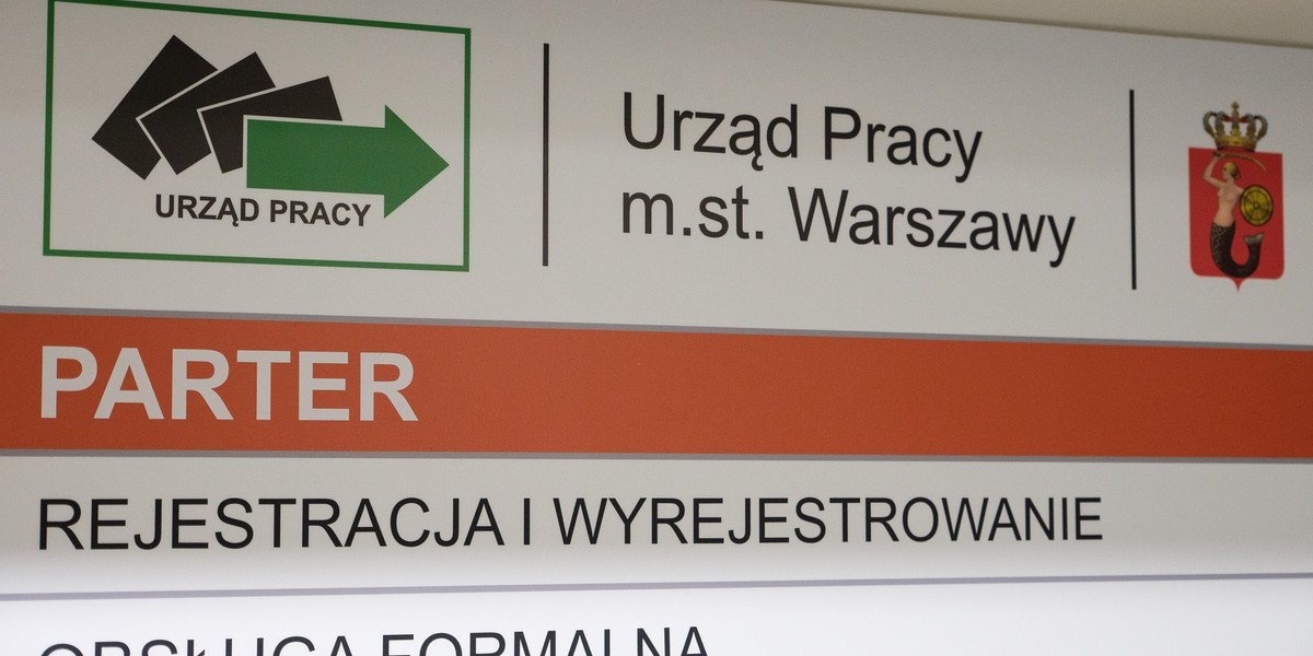 Szacowana stopa bezrobocia w lipcu wyniosła 5,2 proc. Miesiąc wcześniej było to 5,3 proc. - podała minister pracy.