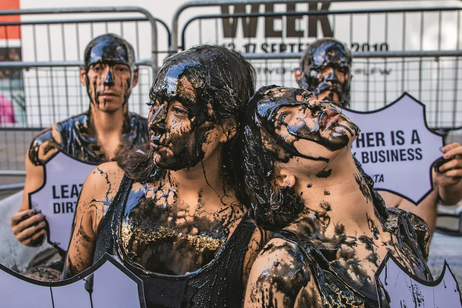 Ekologiczni aktywiści z Extinction Rebellion protestują podczas londyńskiego Tygodnia Mody przeciw wpływowi produkcji odzieży na środowisko