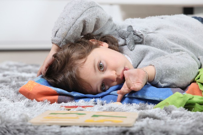 Dete se može odviknuti od sisanja palca, samo kao znate pravi način