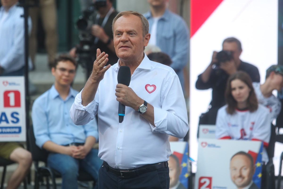 Premier Donald Tusk podczas otwartego spotkania z mieszkańcami miasta w Amfiteatrze Opery i Filharmonii Podlaskiej w Białymstoku