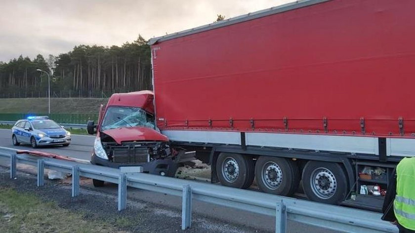 Ciężarówka zmiażdżył busa pomocy drogowej