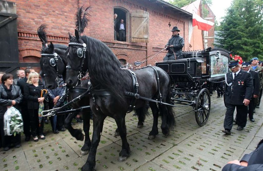 Trumnę z ciałem Leppera wieźli...