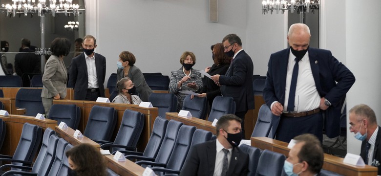 Marszałkowi Senatu przysługuje uprawnienie do ogłoszenia przerwy. CIS wyjaśnia