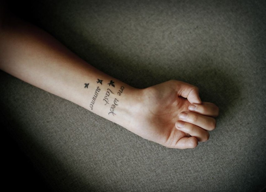 Hane Hesto je na ruci na kojoj je izgubila mali prst istetovirala: „Jedne nedelje prošlog leta”.