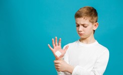 Producent obniża cenę i przekaże 2 tys. specjalistycznych opatrunków. 'Pomoc jest doraźna'