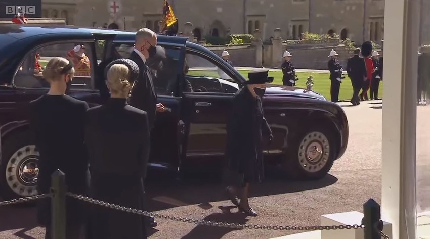 Kraljica Elizabeta ispred kapele Sv. Đorđe