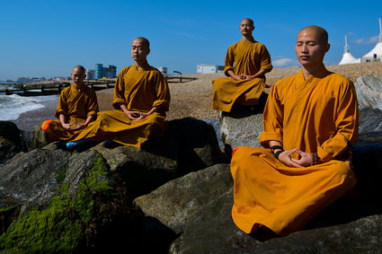 Buddyjscy mnisi na konferencji technologicznej. Uczyli medytacji