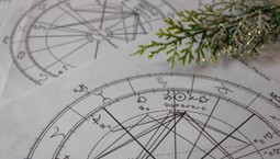 Kosmogram to Twój osobisty przewodnik po gwiazdach. Czym jest i jak czytać horoskop urodzeniowy?