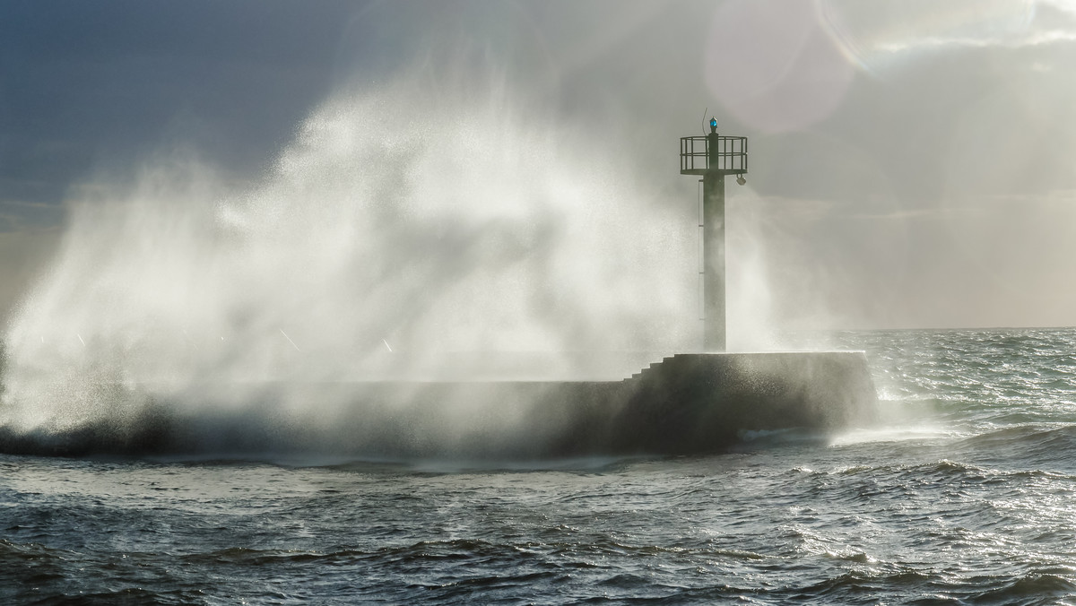 Instytut Meteorologii i Gospodarki Wodnej (IMGW) wydał w niedzielę ostrzeżenie drugiego stopnia dla województwa pomorskiego o możliwym sztormie na Bałtyku. Prędkość wiatru może osiągnąć nawet 9 st. w skali Beauforta.