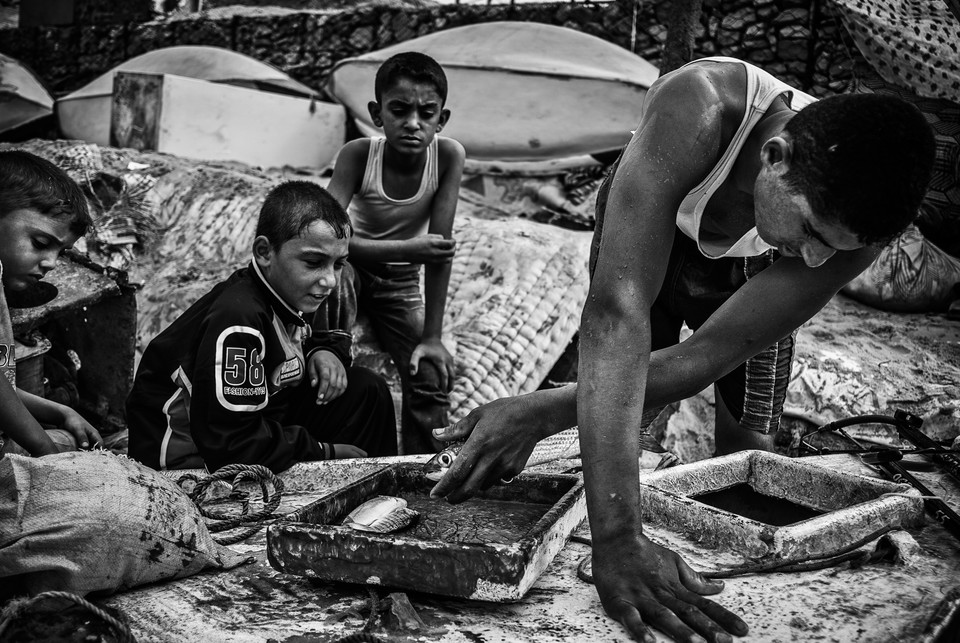 Gaza, młodzież łowi ryby które następnie sprzedaje się na targu. Zdjęcie pochodzi z fotoreportażu Jakuba Kamińskiego
