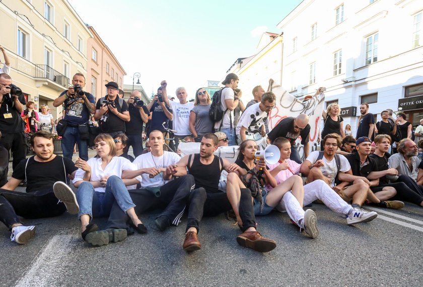 Marsz narodowców w Warszawie. Policja wynosiła protestujących