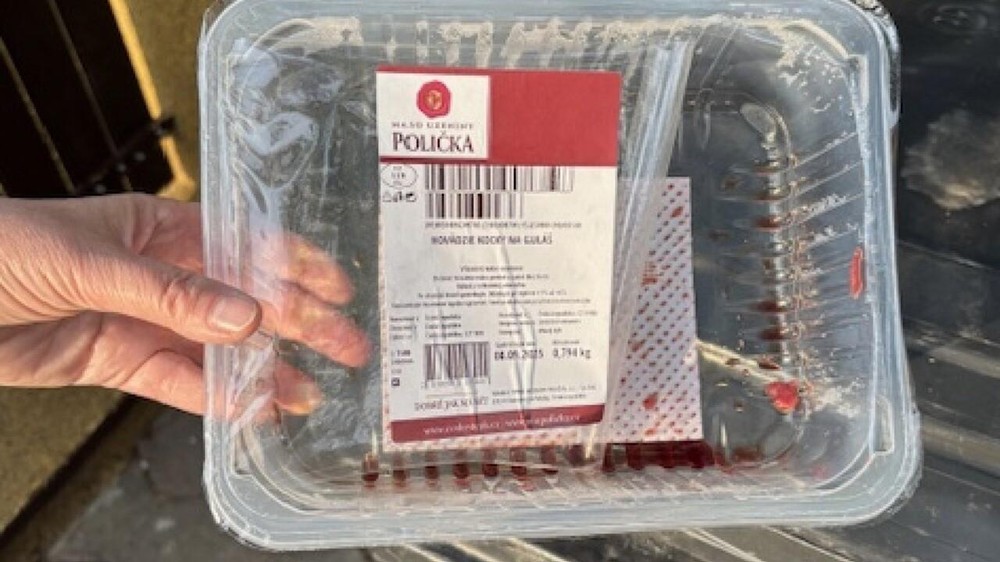 Mastné plastové obaly od mäsa recykláciu komplikujú – najčastejšie patria do zmesového odpadu.