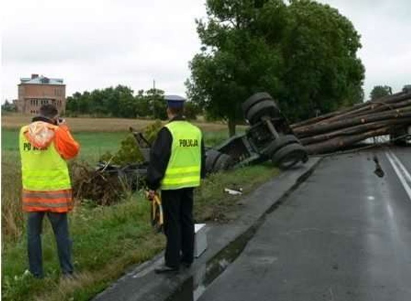 wypadek, ciężarówka, drewno, bale