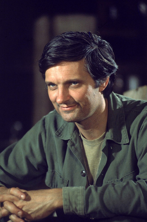 Alan Alda jako kapitan Benjamin Franklin "Sokole Oko" Pierce w serialu "M*A*S*H"