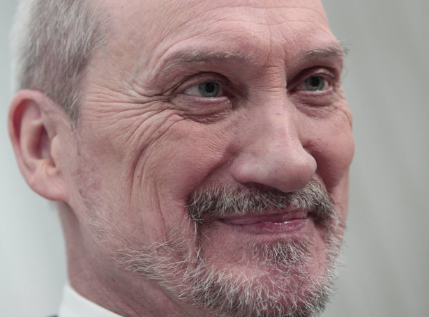 Macierewicz triumfuje: Wyśmiewano nas, nazywano oszołomami