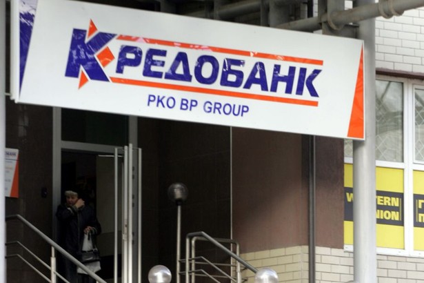 Przejmujący: PKO BP. Kraj: Ukraina. Cel: Kredyt Bank Ukraina. Rok: 2004. Kwota: 200mln zł. Krajowe instytucje finansowe w niewielkim zakresie decydowały się jak dotąd na wychodzenie za granicę. Kupno banku na Ukrainie (zresztą od innego polskiego gracza - Kredyt Banku) było jak dotąd największą tego typu transakcją. PKO BP wydał jednak na Ukraine znacznie więcej - później kupował akcje od Europejskiego Banku Odbudowy i Rozwoju i obejmował akcje emitowane przez znajdującą się w trudnej sytuacji filię u naszego wschodniego sąsiada.