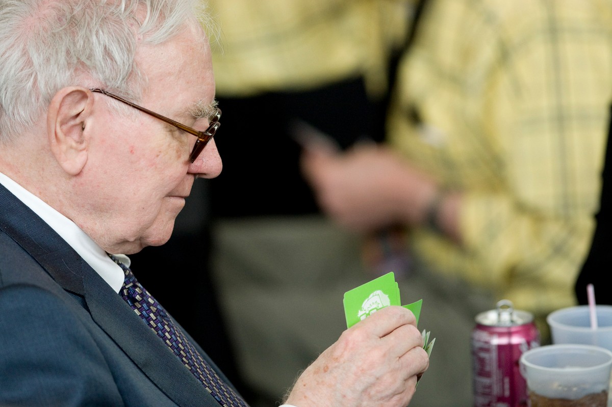 Warren Buffett grający w brydża.