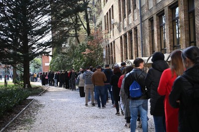 Wybory na Węgrzech. Tłumy w lokalach i kolejki w Budapeszcie