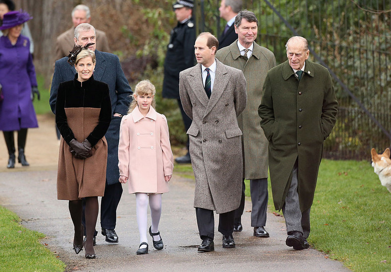 Księżna Sophie, lady Louise, książę Edward i książę Filip. Na drugim planie: książę Andrzej i Timothy Lawrence