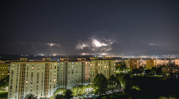 Ilyen égbolra készülhetnek a Balatonnál is / Fotó: MTI-Sóki Tamás