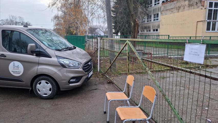 Ispred biračkog mesta u selu Tišaburi, gde su lokalni izbori za seoskog čelnika više puta ponavljani prošle jeseni | Foto: De Akcióközösség