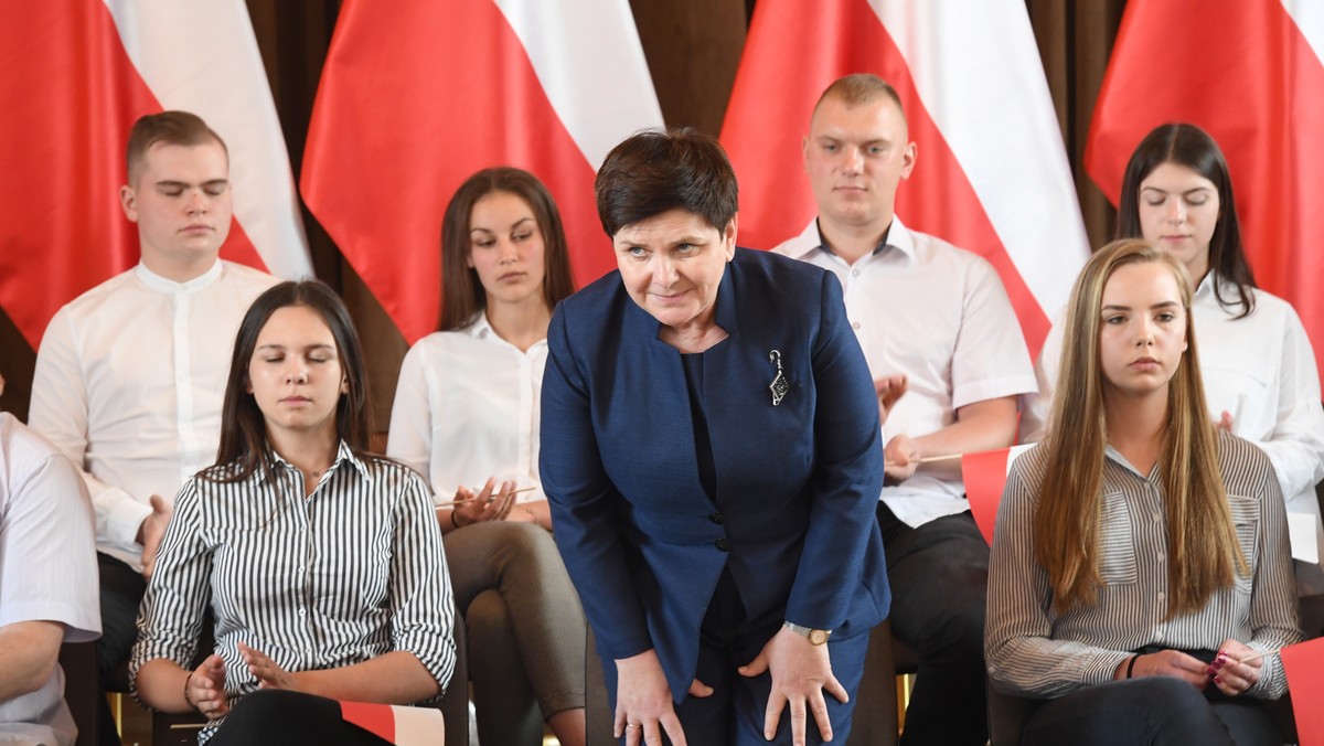 Po raz kolejny apelujemy, aby zakończyć protest – zwróciła się wicepremier Beata Szydło do protestujących w Sejmie rodziców osób niepełnosprawnych i ich podopiecznych. Zadeklarowała, że rząd PiS jest otwarty i będzie prowadził rozmowy z przedstawicielami osób niepełnosprawnych.