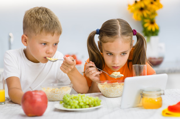 Czy dzieci powinny jeść przed telewizorem?
