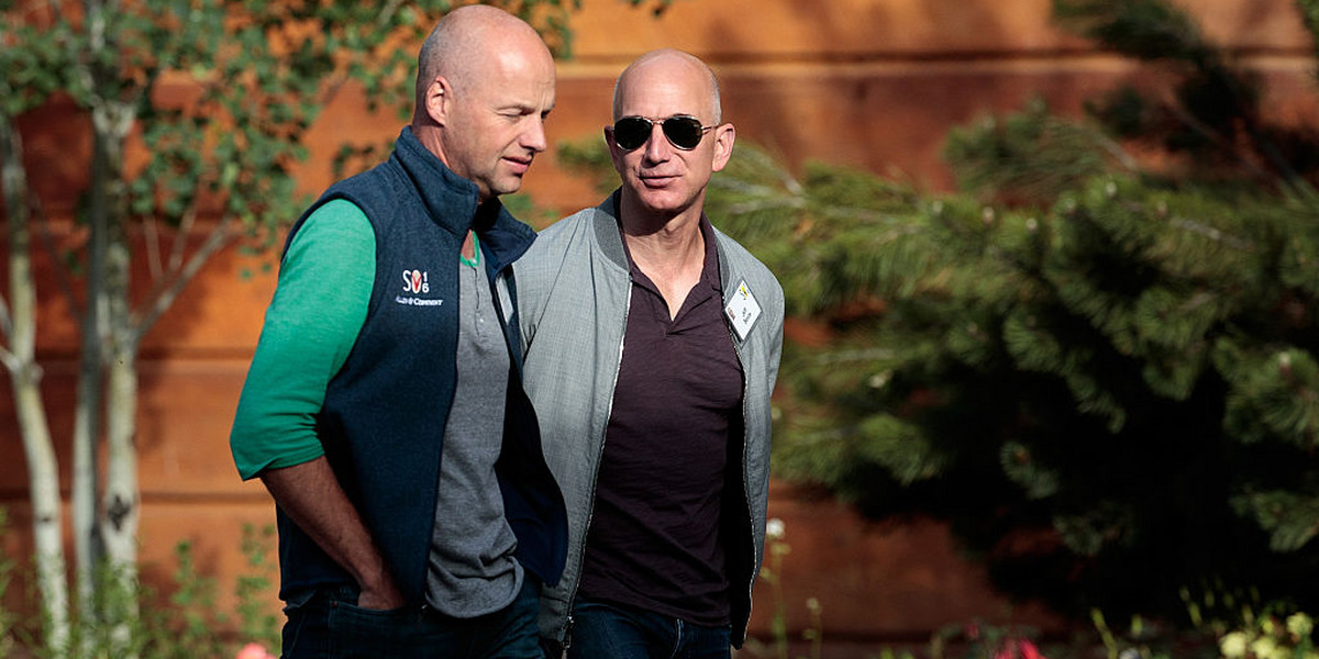 Po prawej, w okularach, Jeff Bezos, założyciel Amazona, w wersji mniej oficjalnej