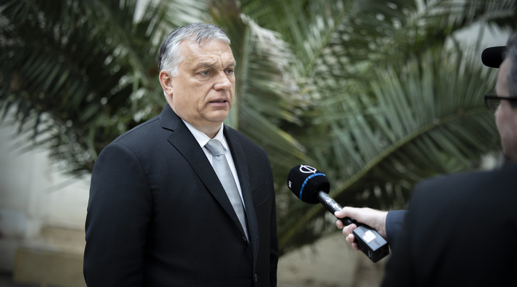 A Miniszterelnöki Sajtóiroda által közreadott képen Orbán Viktor miniszterelnök nyilatkozik a közmédiának Rómában még 2022. április 21-én / Fotó: MTI/Miniszterelnöki Sajtóiroda/Fischer Zoltán