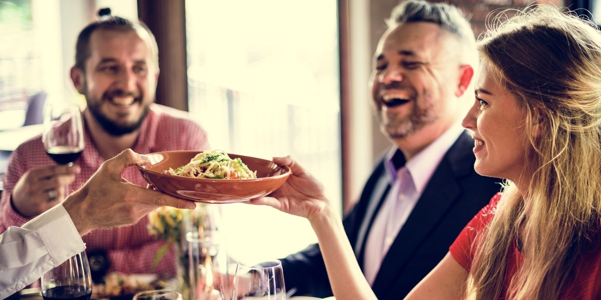 Spotkanie w gronie przyjaciół też rządzi się zasadami savoir vivre'u. Nawet jeśli nie jest to obiad w eleganckiej restauracji, obowiązuje etykieta i dress code